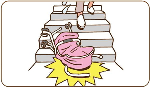 片手でベビーカーを運んでいたら階段から落としてしまった!