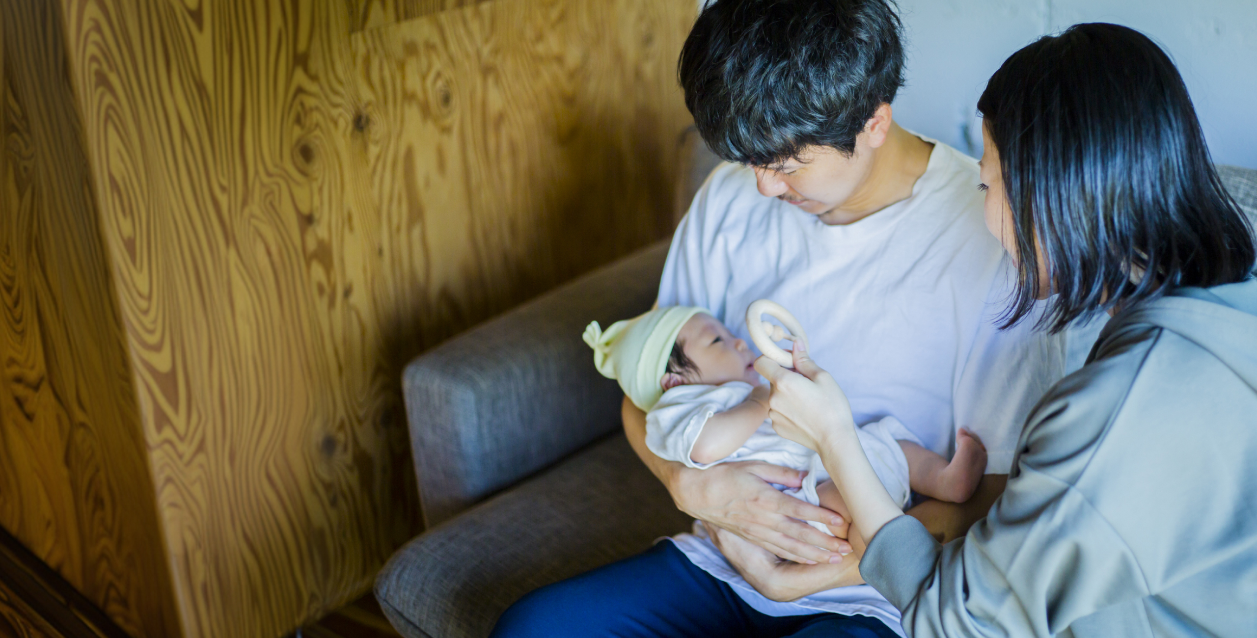 夫婦で育児を学ぶ様子